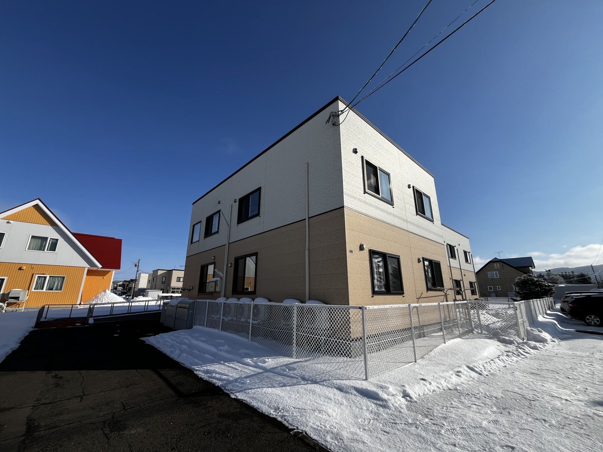 雪に囲まれた建物外観