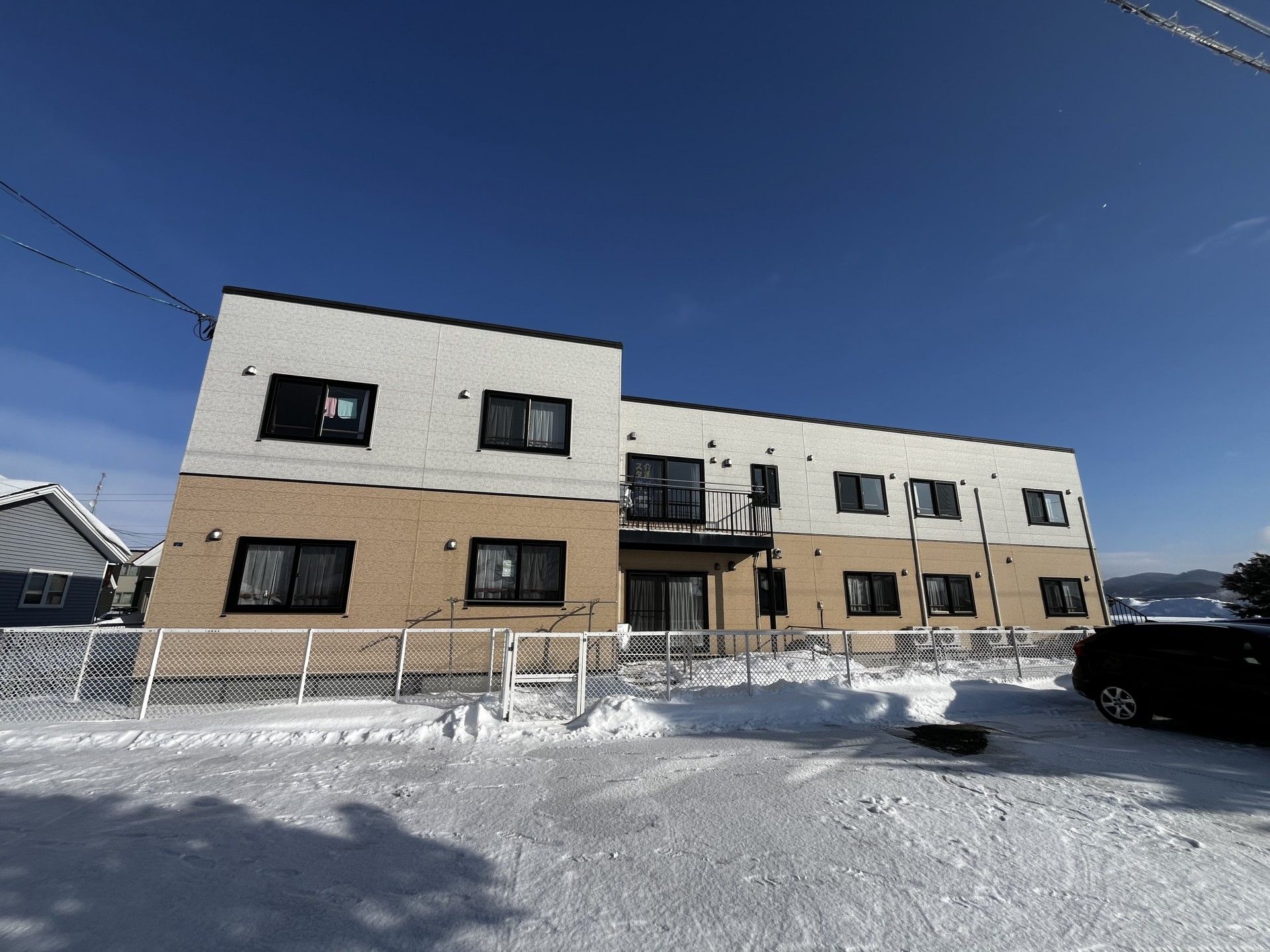 雪に囲まれた建物外観