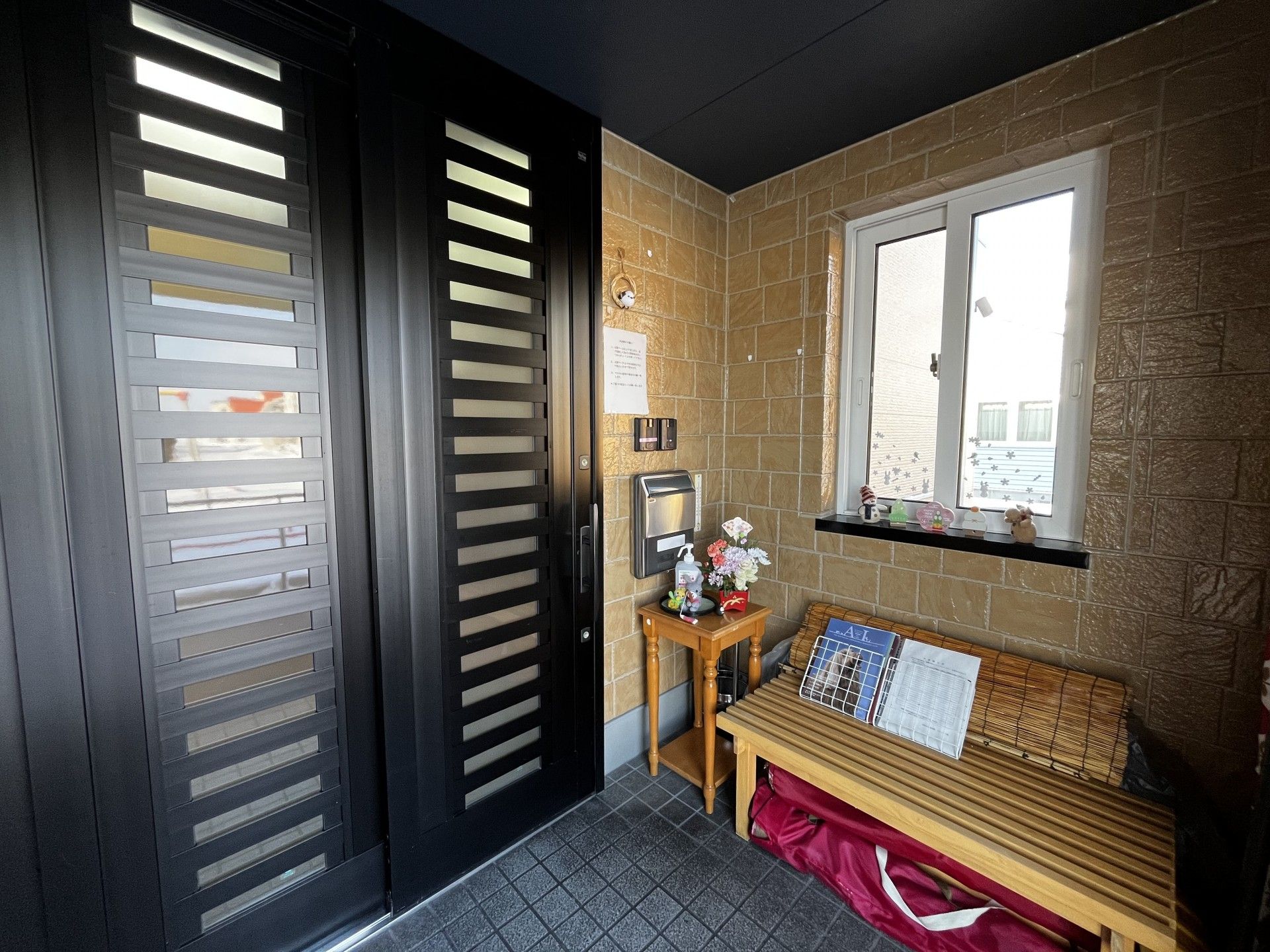 落ち着いた玄関スペース