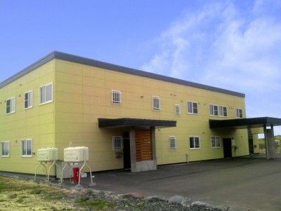 黄色い外壁の建物