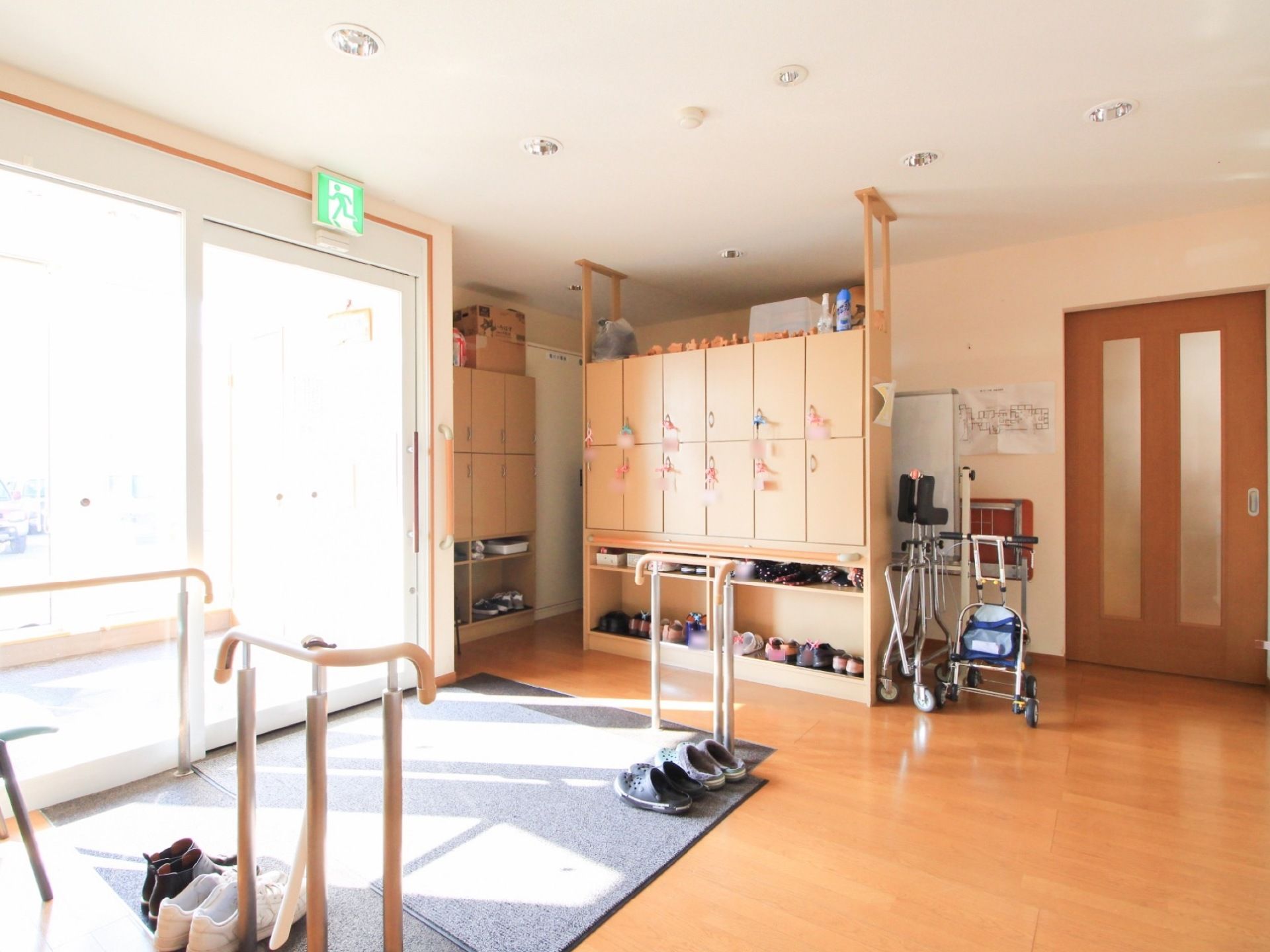 玄関にある下駄箱は、天井に突っ張り棒があり、万一の地震に備えている。上段は扉が付いた収納スペースで、下段は靴を並べて収納することができる。
