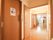 共用部にもトイレがある。スライド式ドアには、トイレマークの張り紙をし、ドア枠にはトイレの使用状況についての札を下げている。