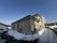 雪に囲まれた建物の外観