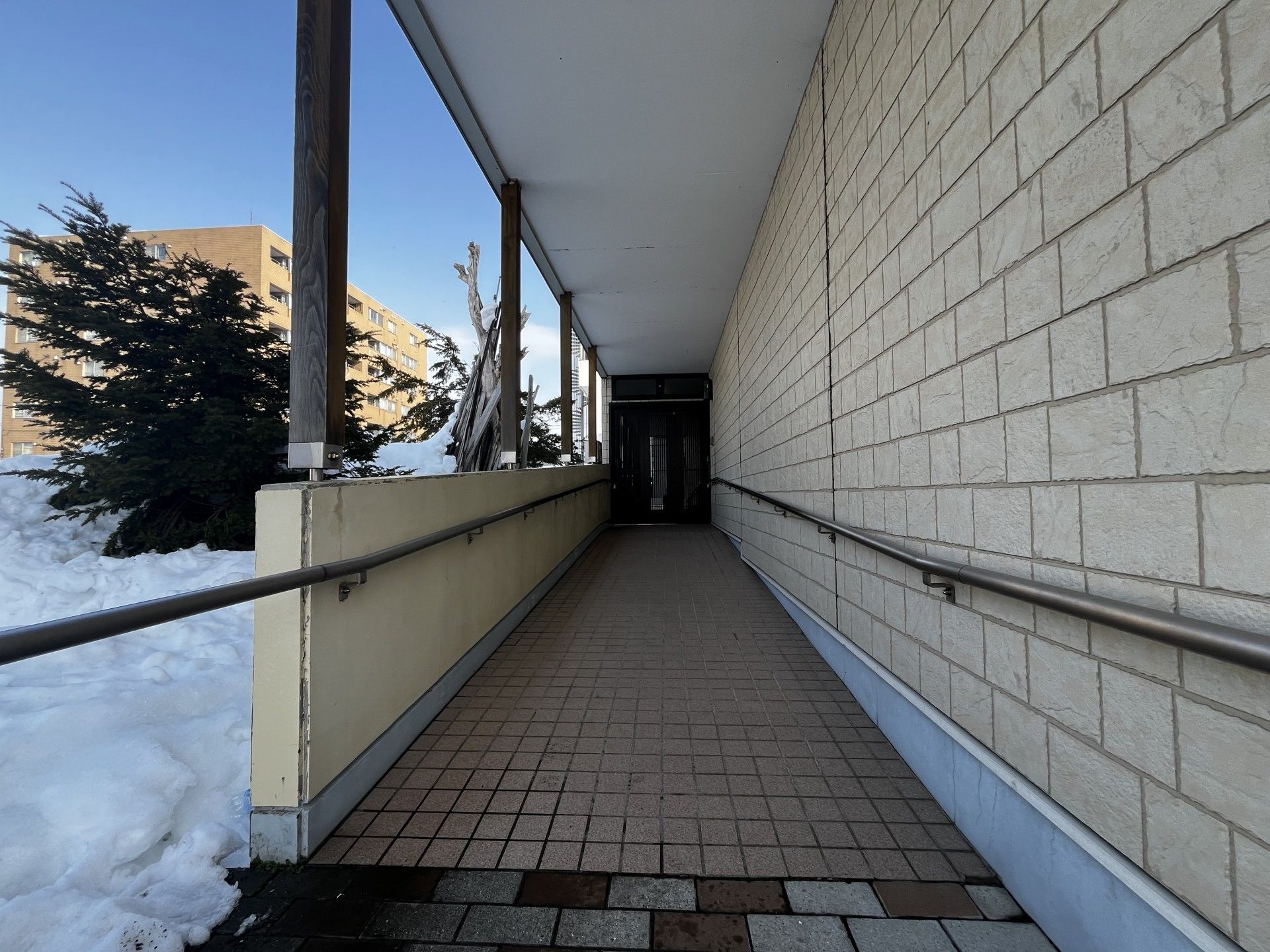 手すり付きの長い通路