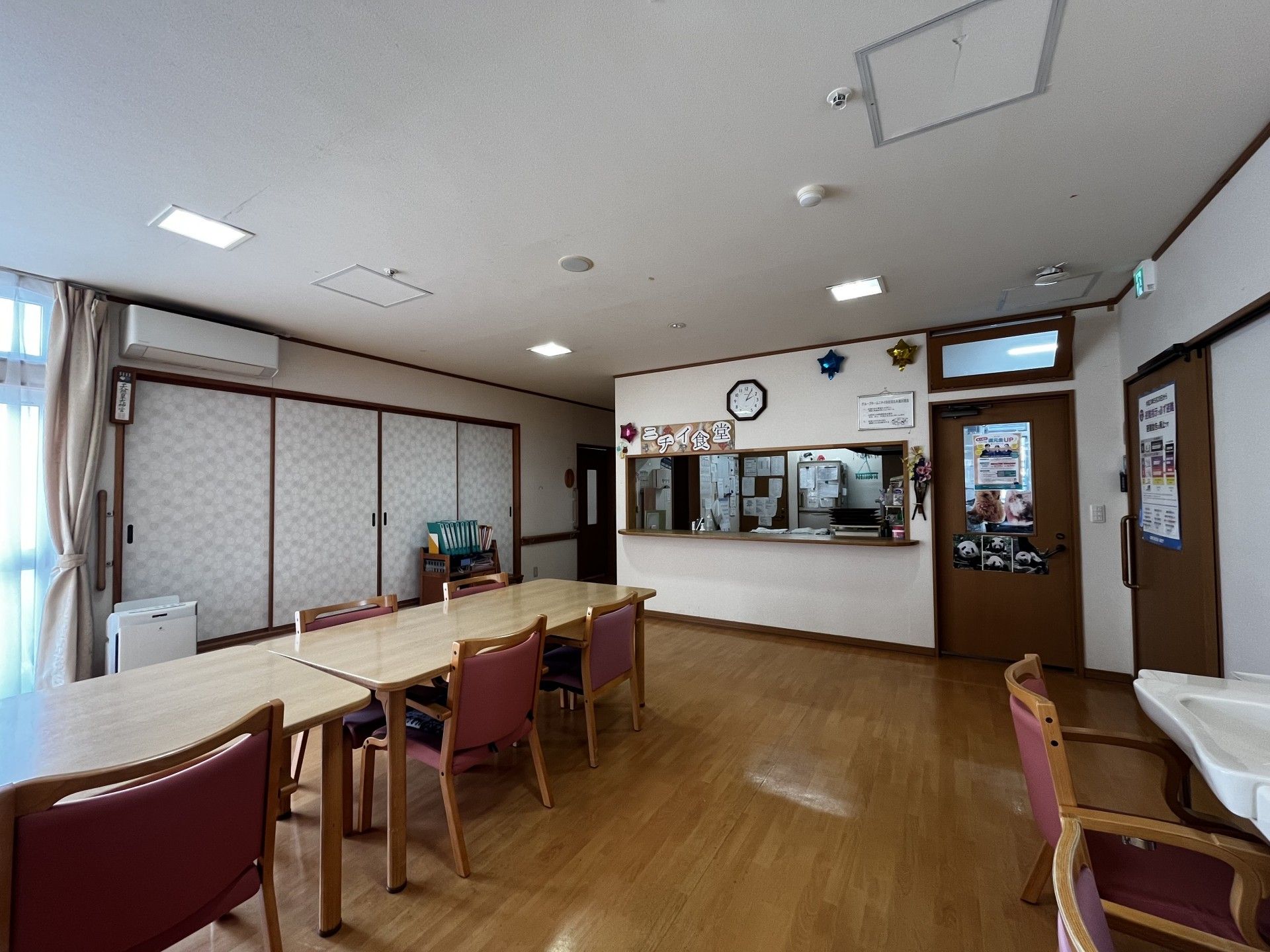 広いテーブルのある部屋