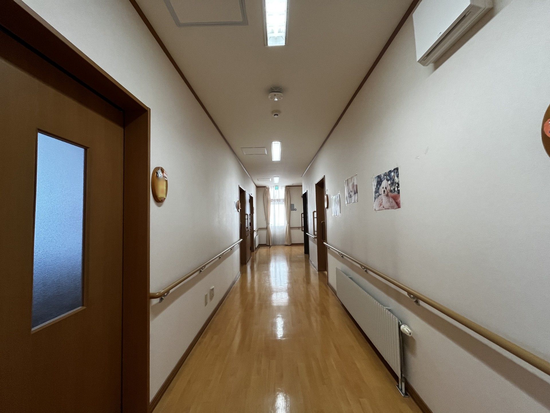 手すり付きの長い廊下