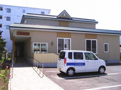 明るい外観の建物入口