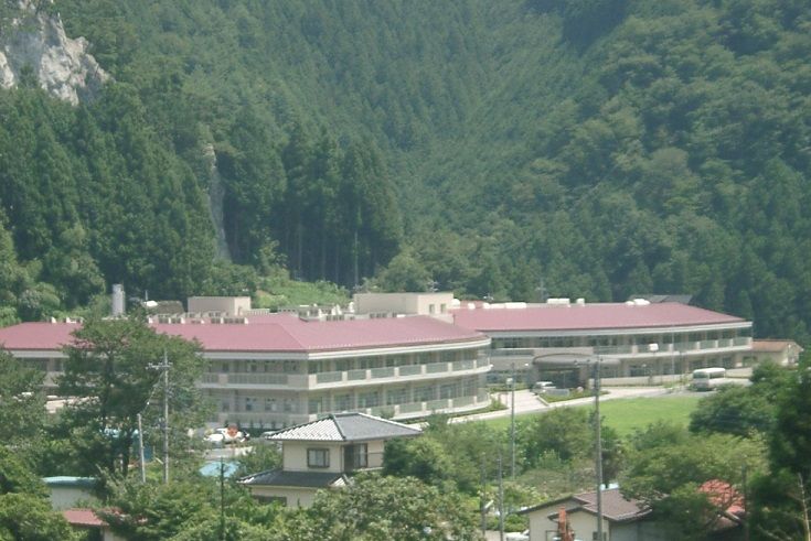 緑豊かな施設外観