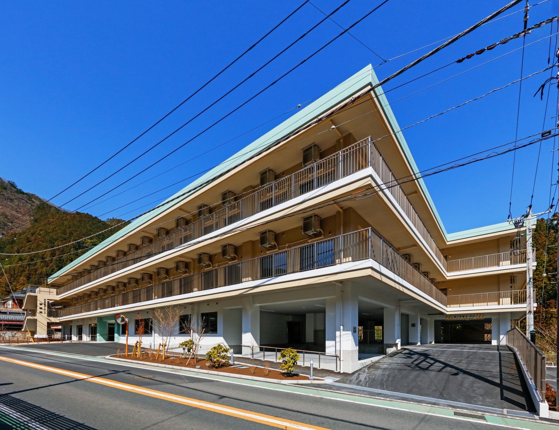 ゆったりとした建物の外観