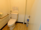 介護施設の廊下とトイレの様子