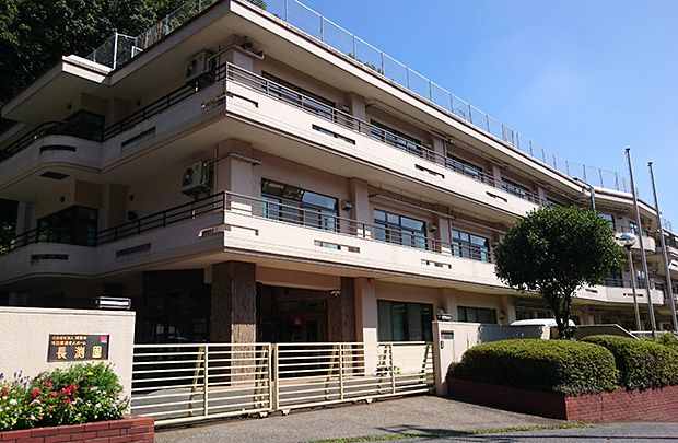 明るい外観の建物正面