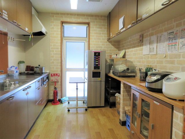 炊飯器などの調理器具が置かれたキッチンは広く、収納場所もたくさんある。