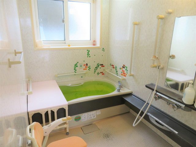 浴室は家庭と同じくらいの大きさの浴槽が設置され、洗い場が広い。手すりも多く設置されベンチもある。