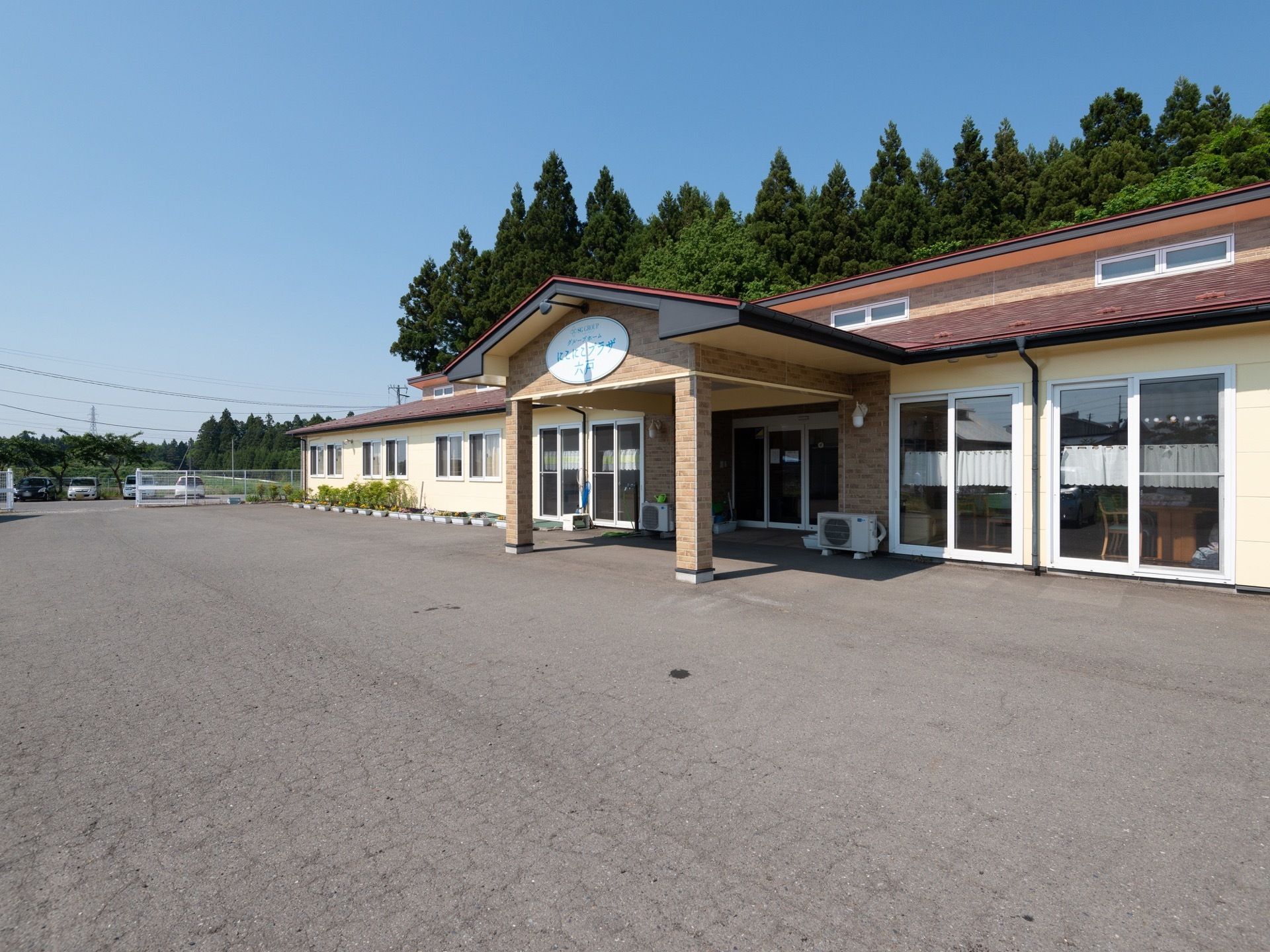 横長の平屋建ての施設である。屋根は前後で互い違いになっていて、その隙間に天窓が並んで設置されている。