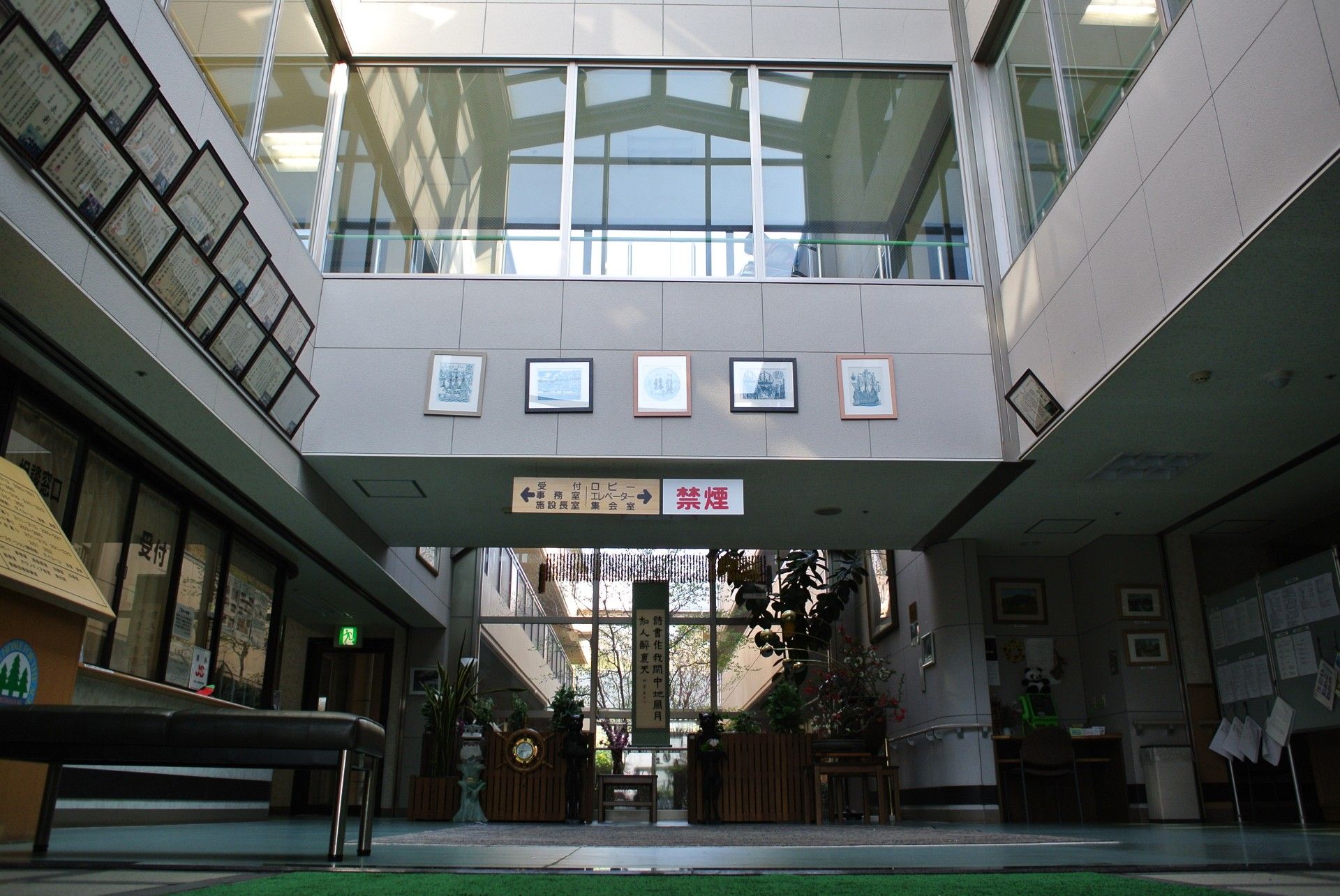 明るいエントランスホール
