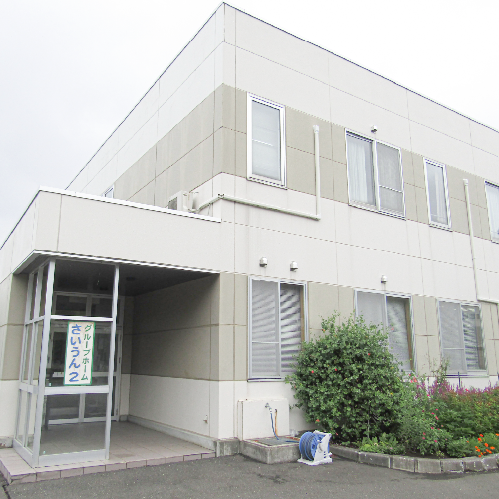 明るい入口の建物外観