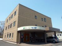 明るい外観の建物正面