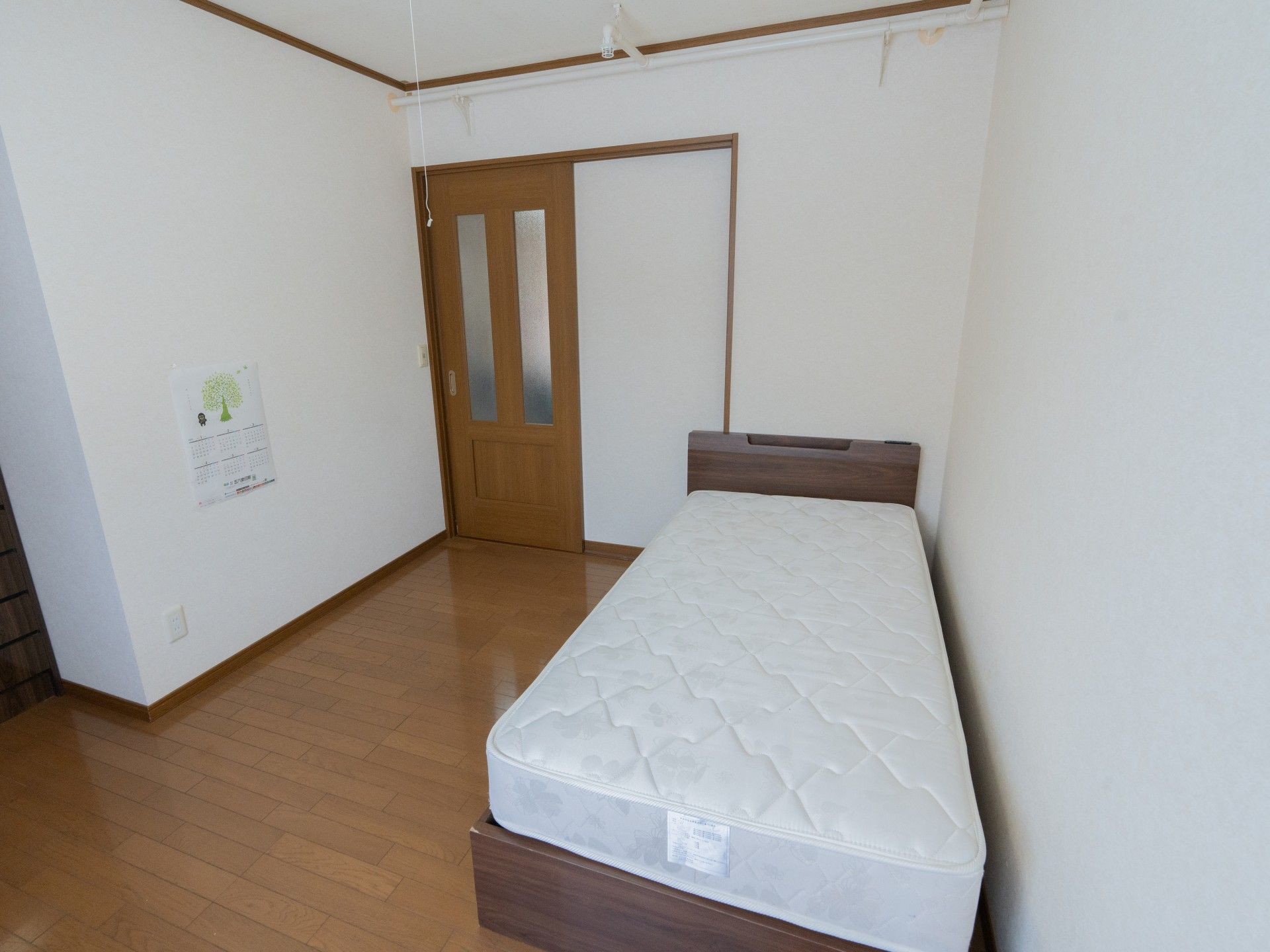 シンプルな個室のベッド