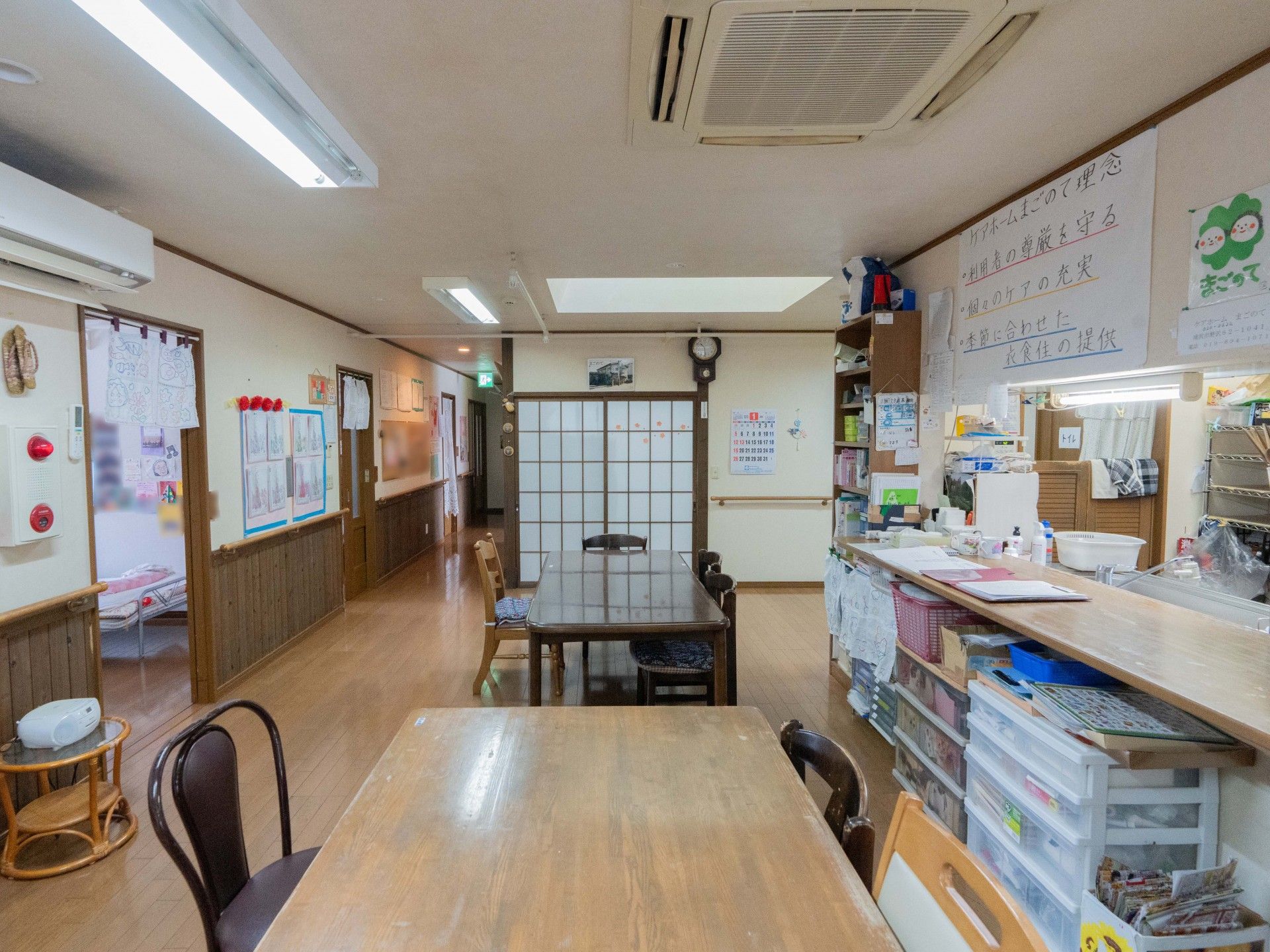 広いテーブルのある部屋