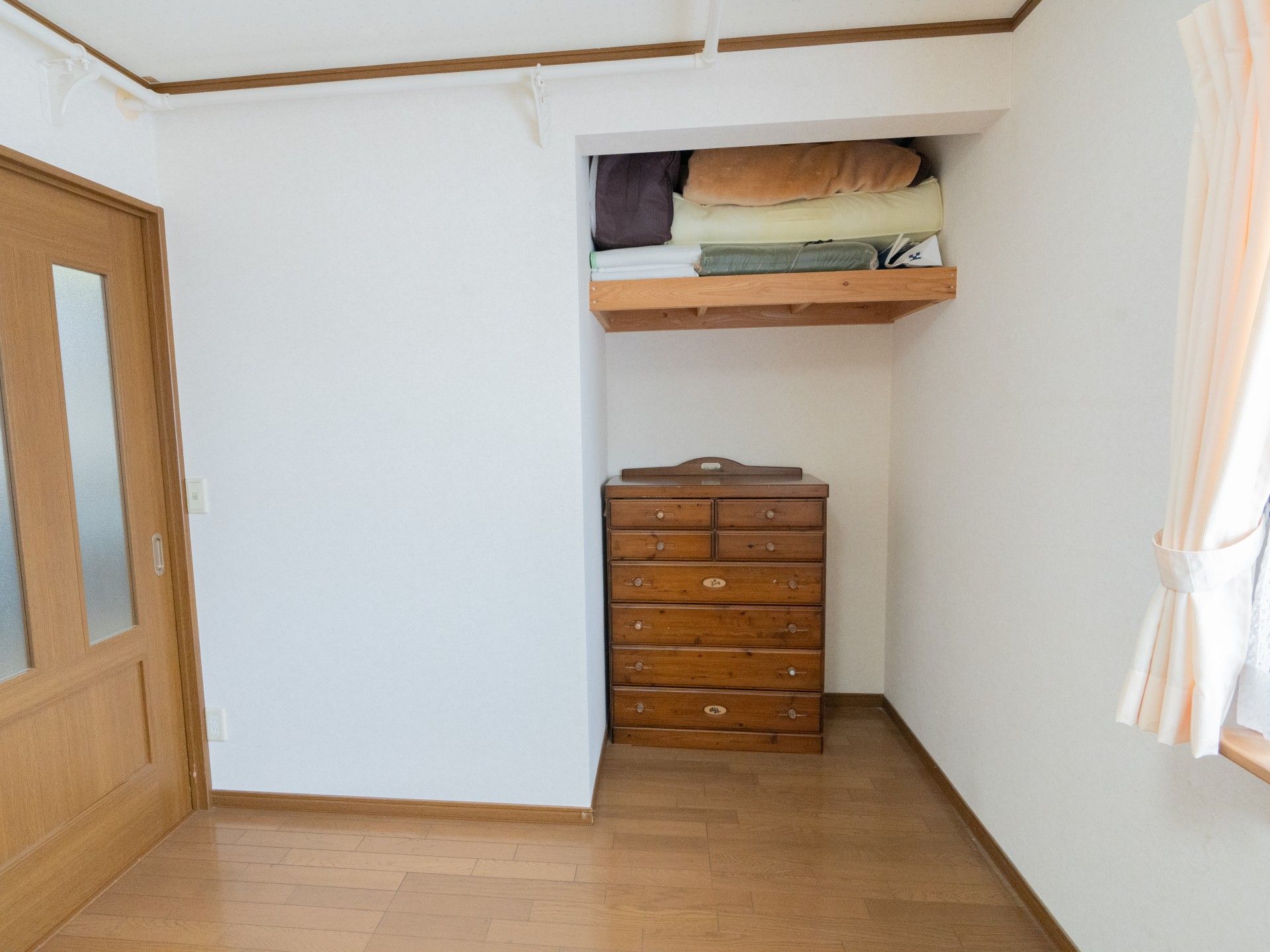 収納棚とタンスのある部屋