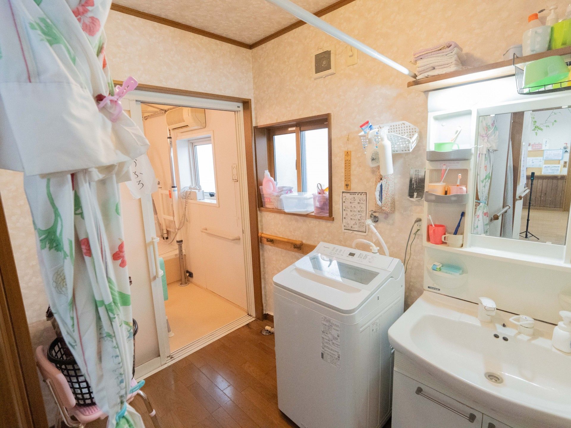 洗面所と浴室の様子