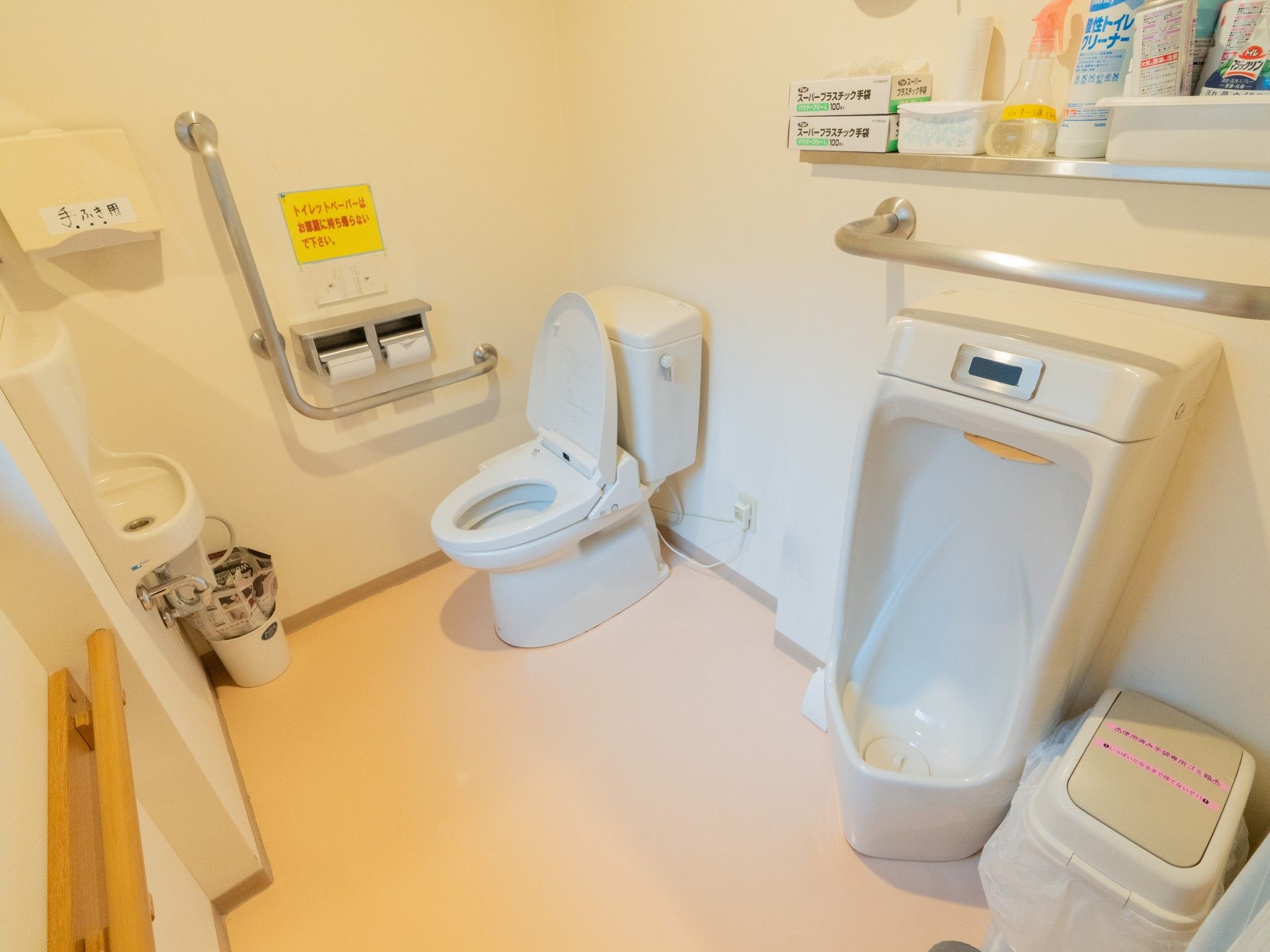 手すり付きの清潔なトイレ