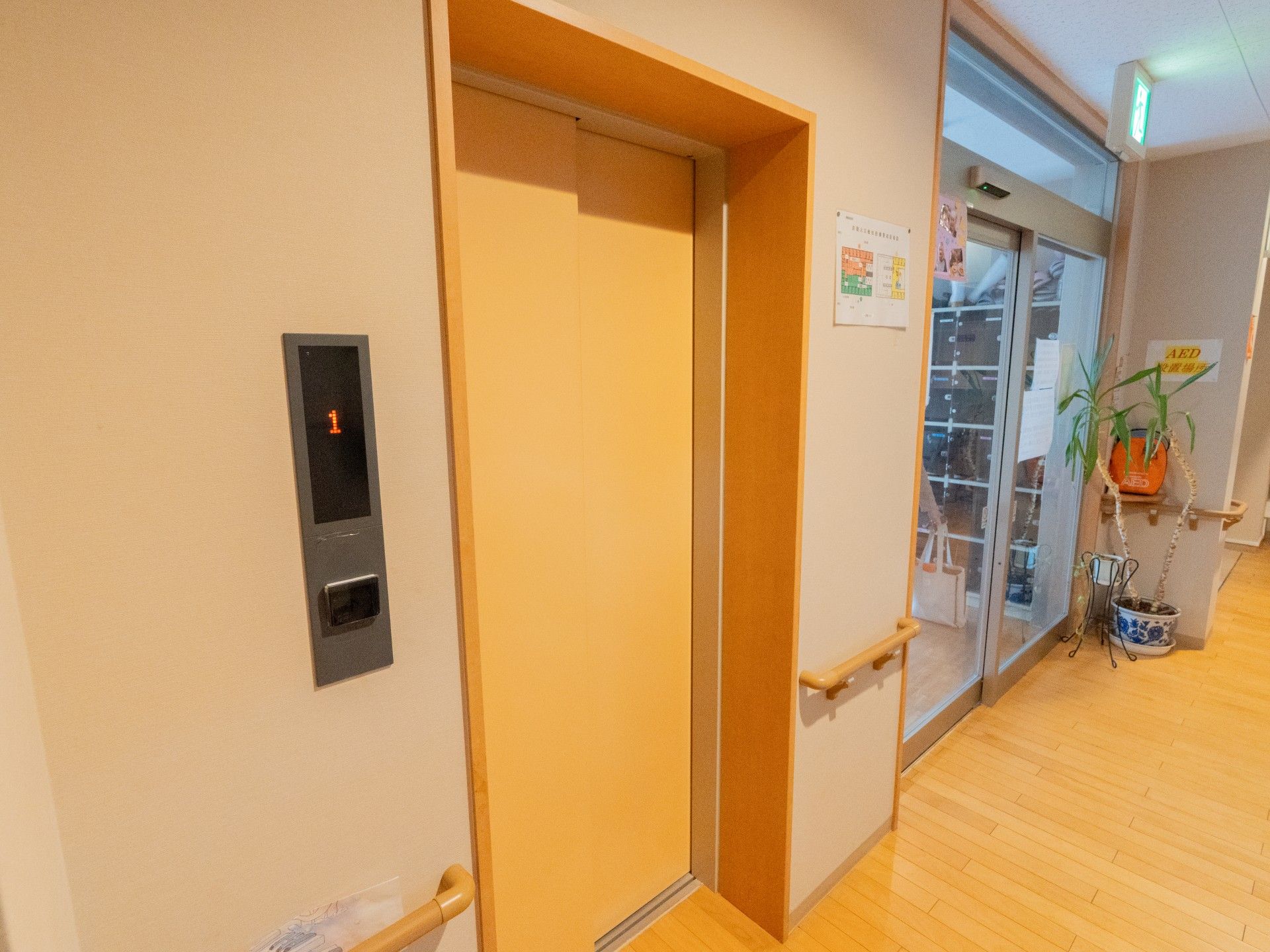 エレベーターと廊下