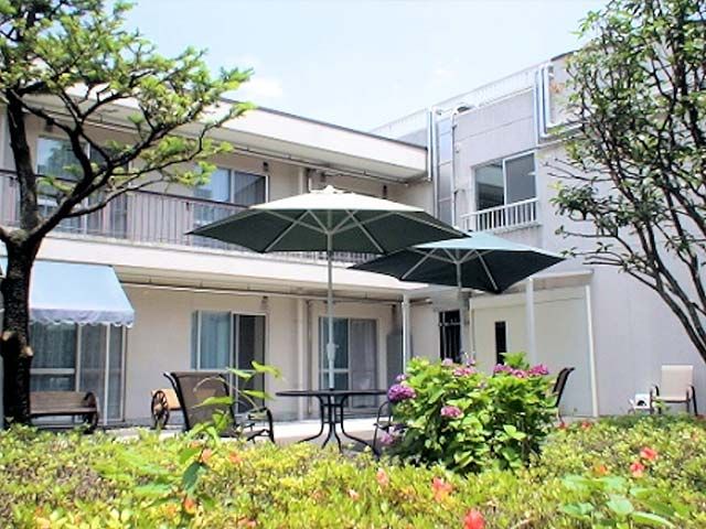 緑豊かな庭園の休憩所
