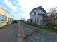 明るい外観の建物と周辺の道