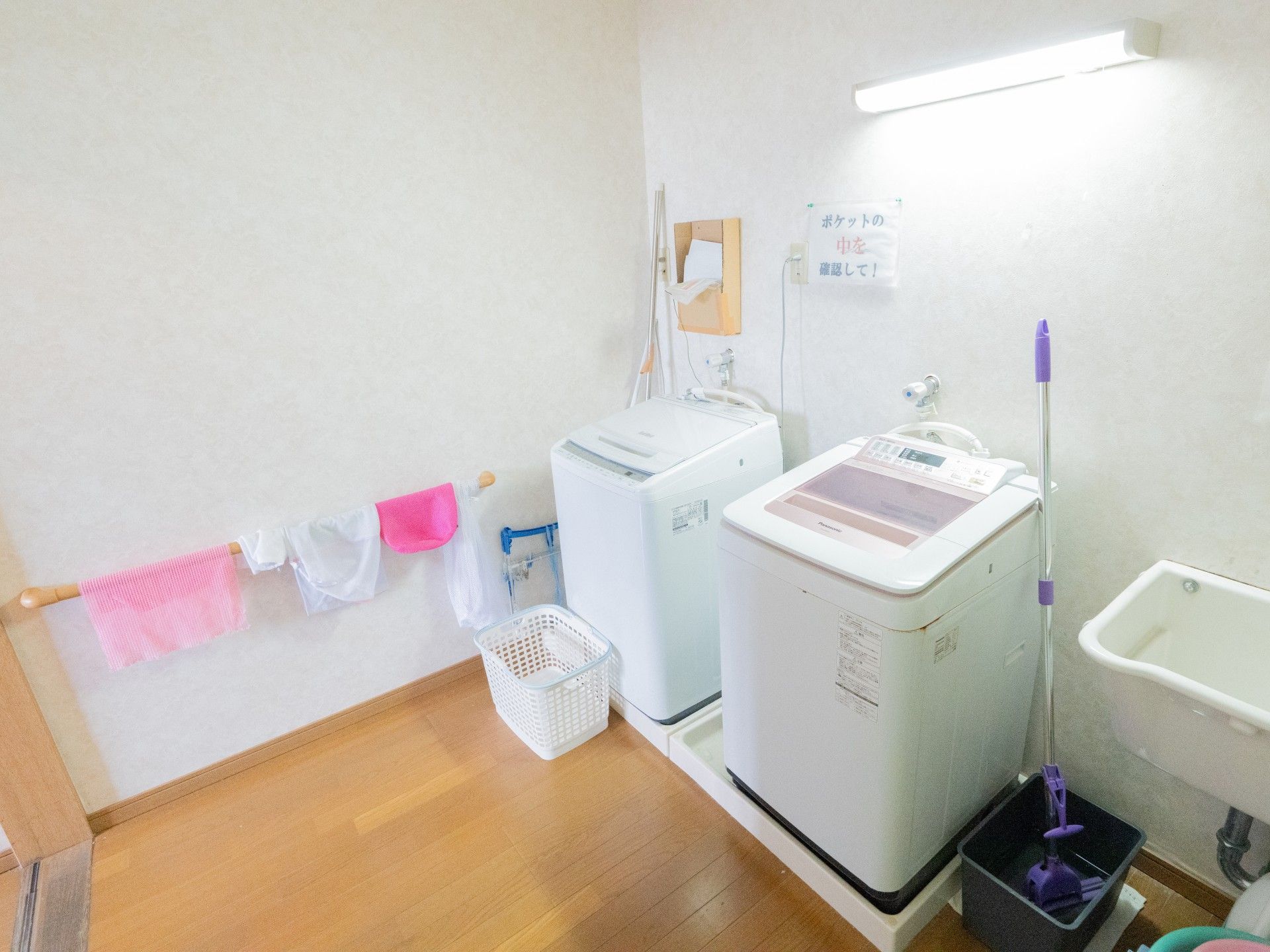 洗濯機と洗面台の部屋