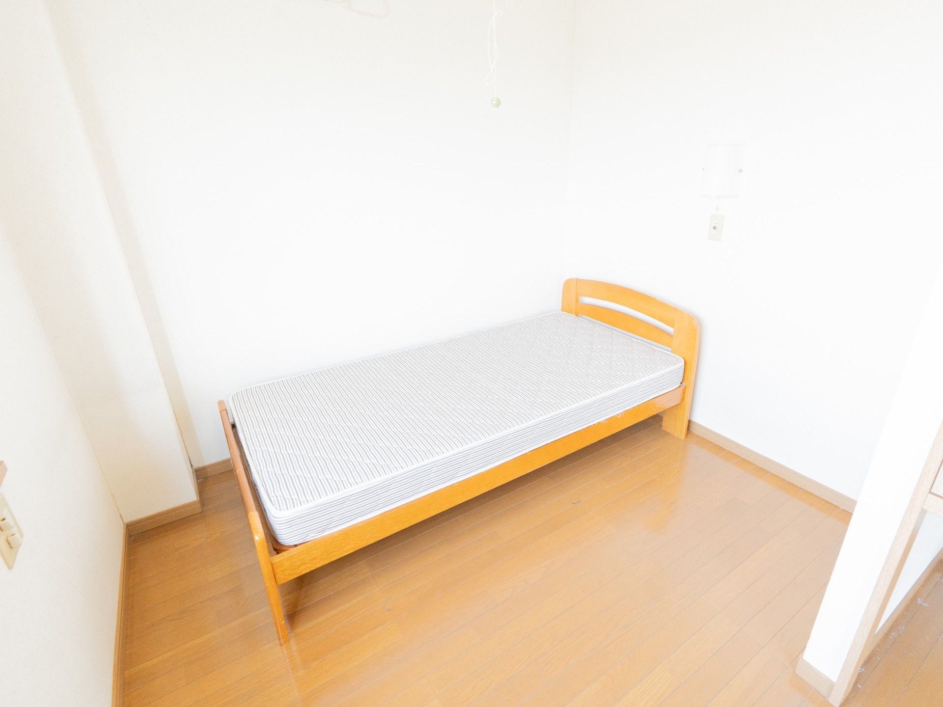 シンプルなベッドルーム