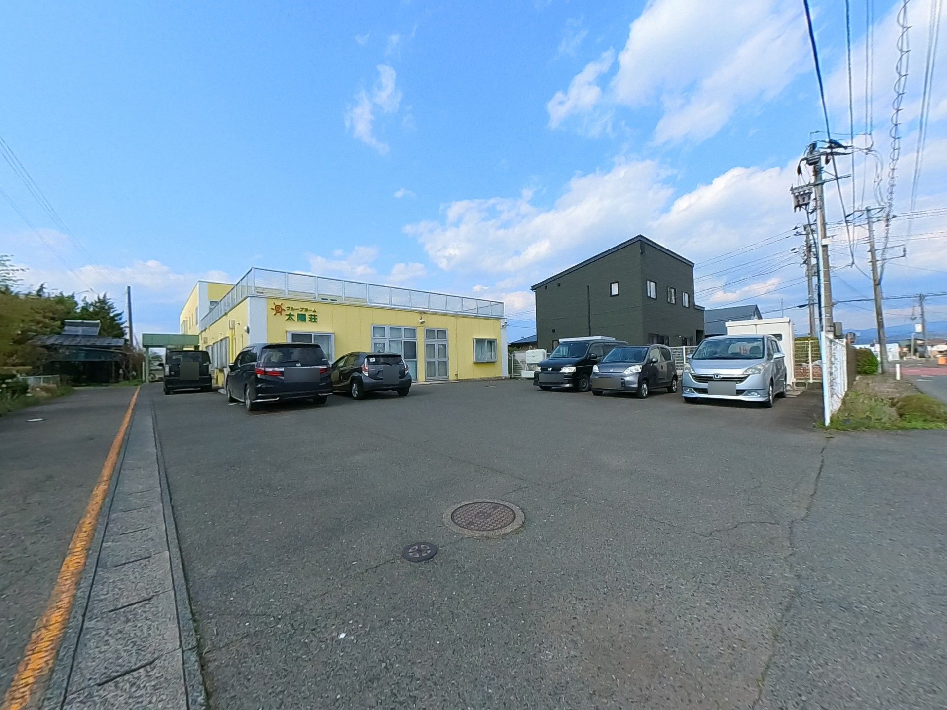 駐車場のある建物外観