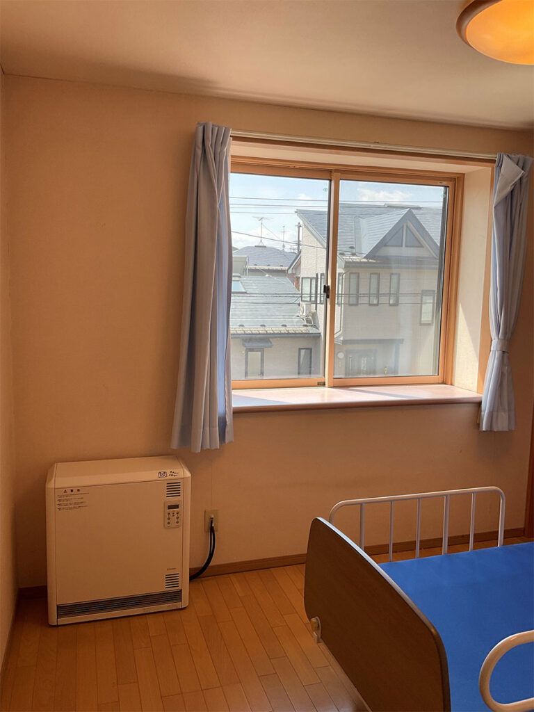 明るい個室の一角