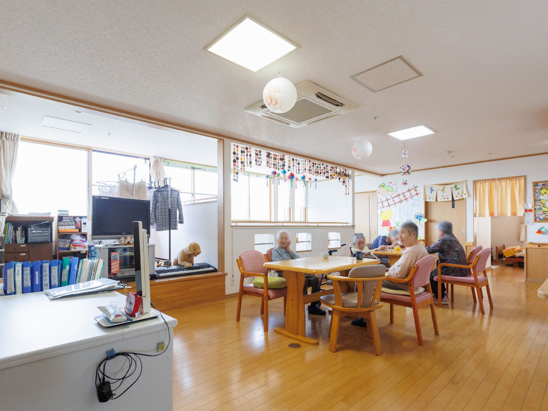 長テーブルと椅子が設置されている共有スペース