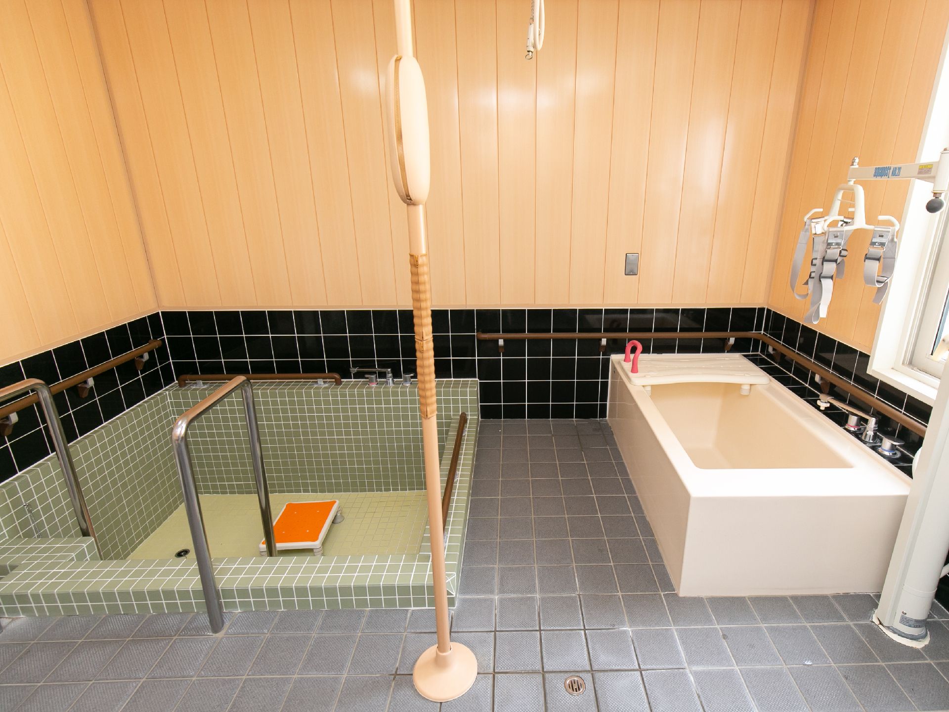 手すりが取り付けられ、高齢者の方が安全に使用できる浴室