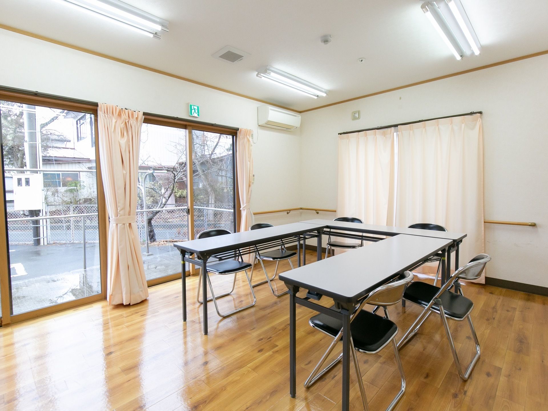 施設内にある地域交流室。入居者に限らず、地域の方だけでも利用可能である。長机やパイプ椅子が備えられている。