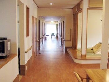明るい廊下と和室