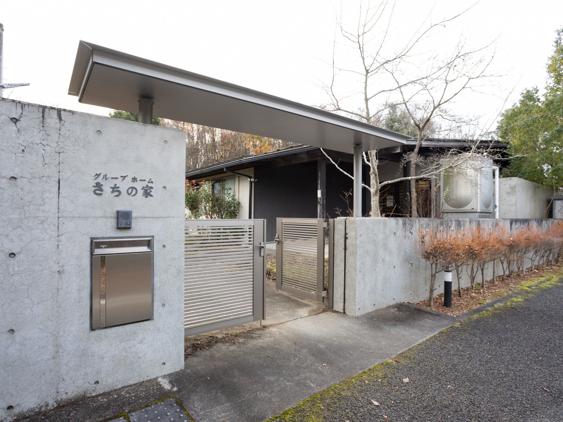 落ち着いた門構えの入口