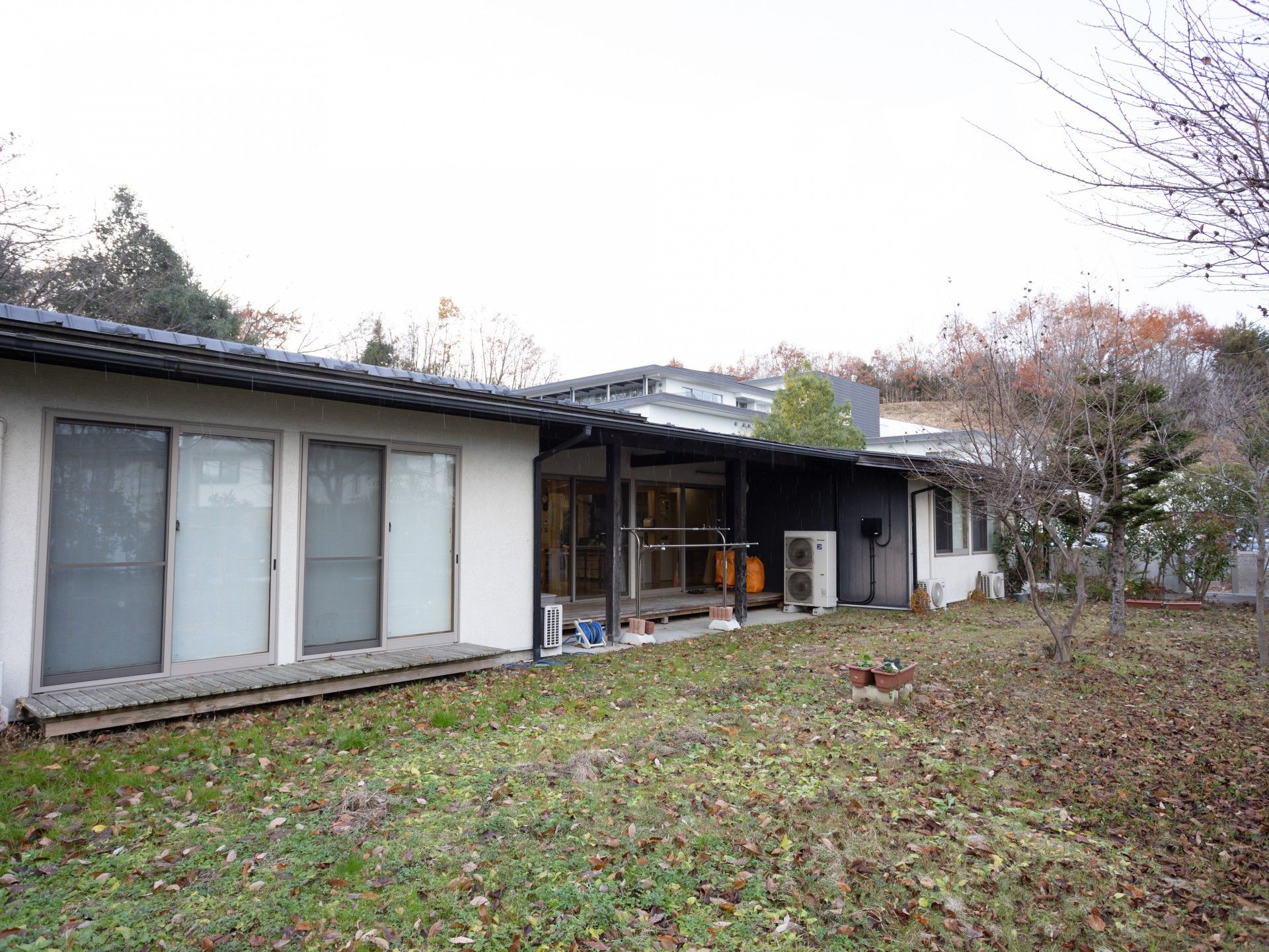 広い庭のある建物外観
