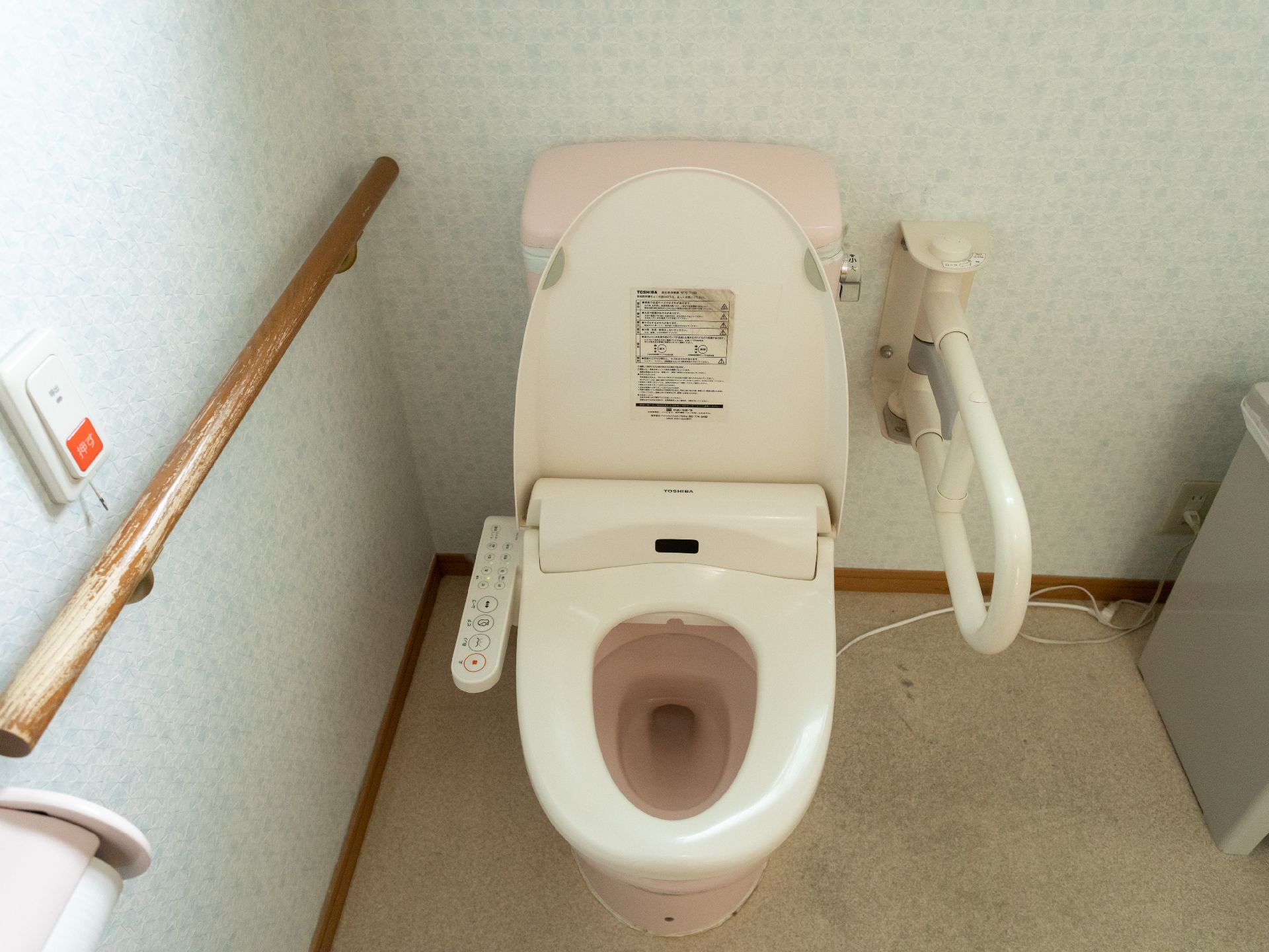 手すりが設置され、車椅子でも利用しやすいスペースが広めのトイレ