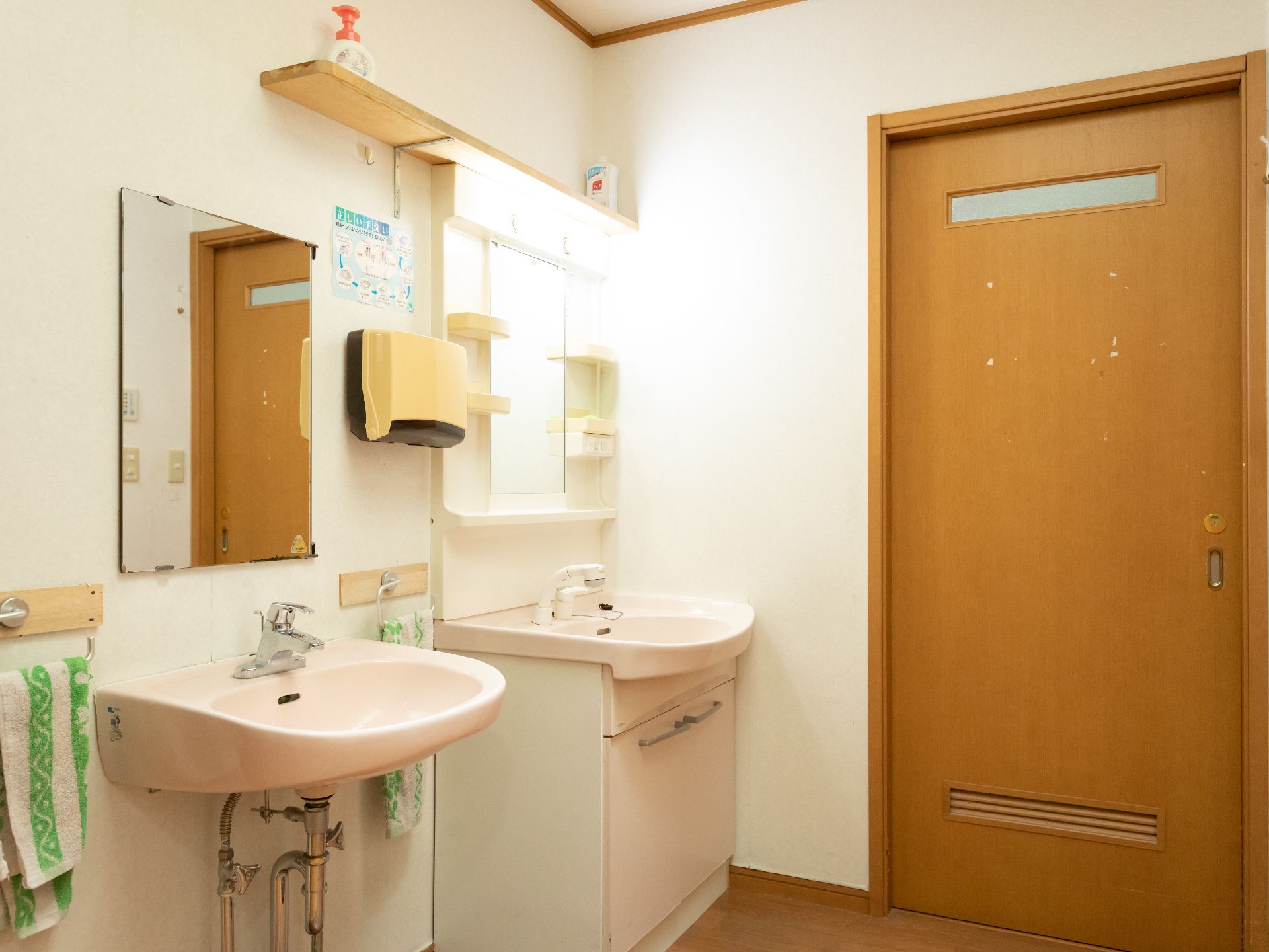入居者向けに館内に設置されている、電灯つきの独立洗面台