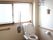 手すり付きのトイレの様子を写した写真。車いすでも入れるぐらいの広めのスペース
