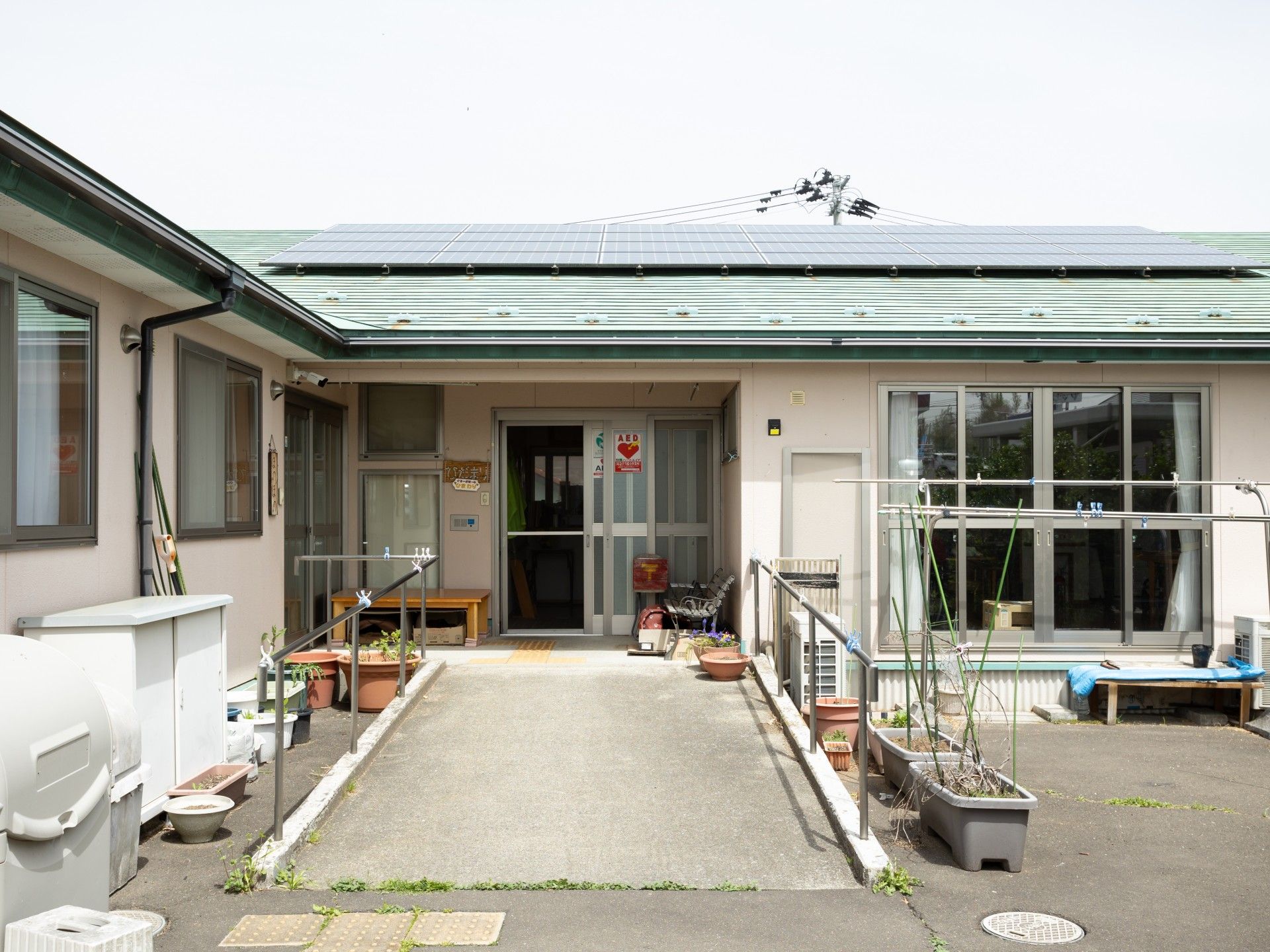 明るい入り口の施設外観