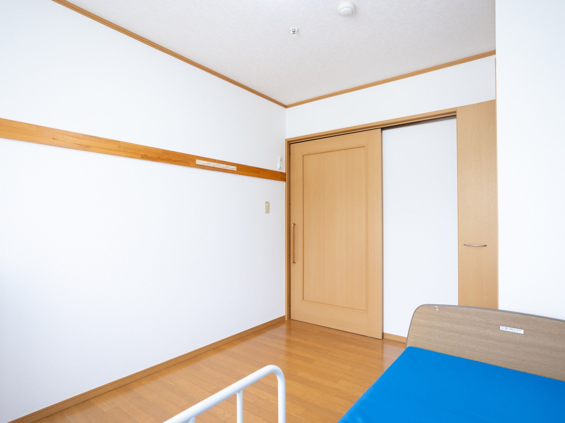 居室の一角と手すり