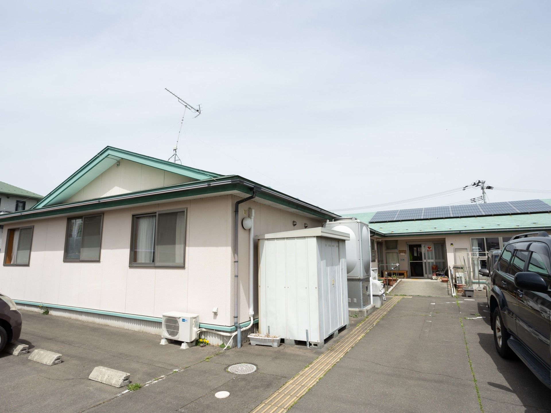 平屋建ての施設外観