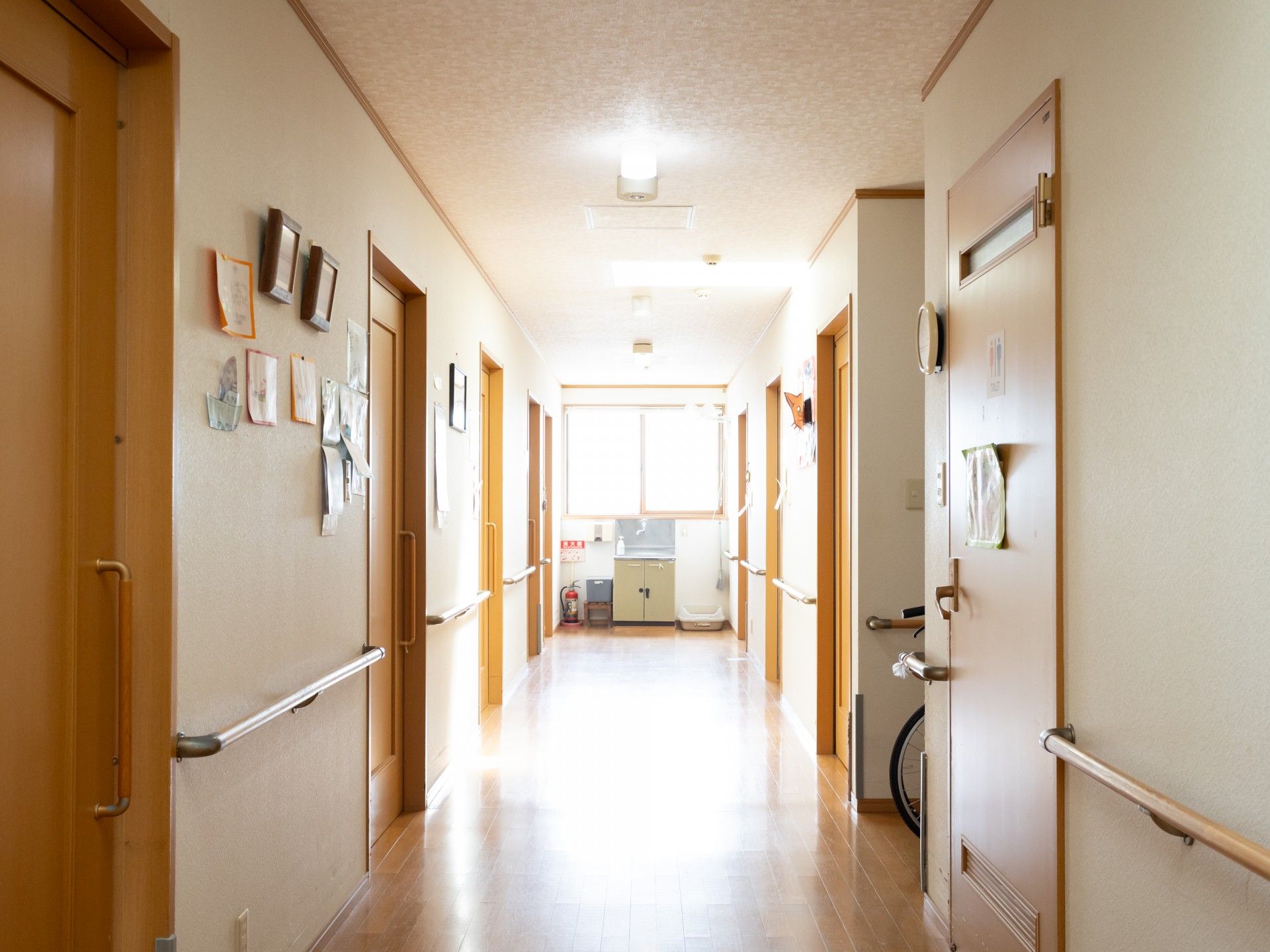 明るい廊下の風景
