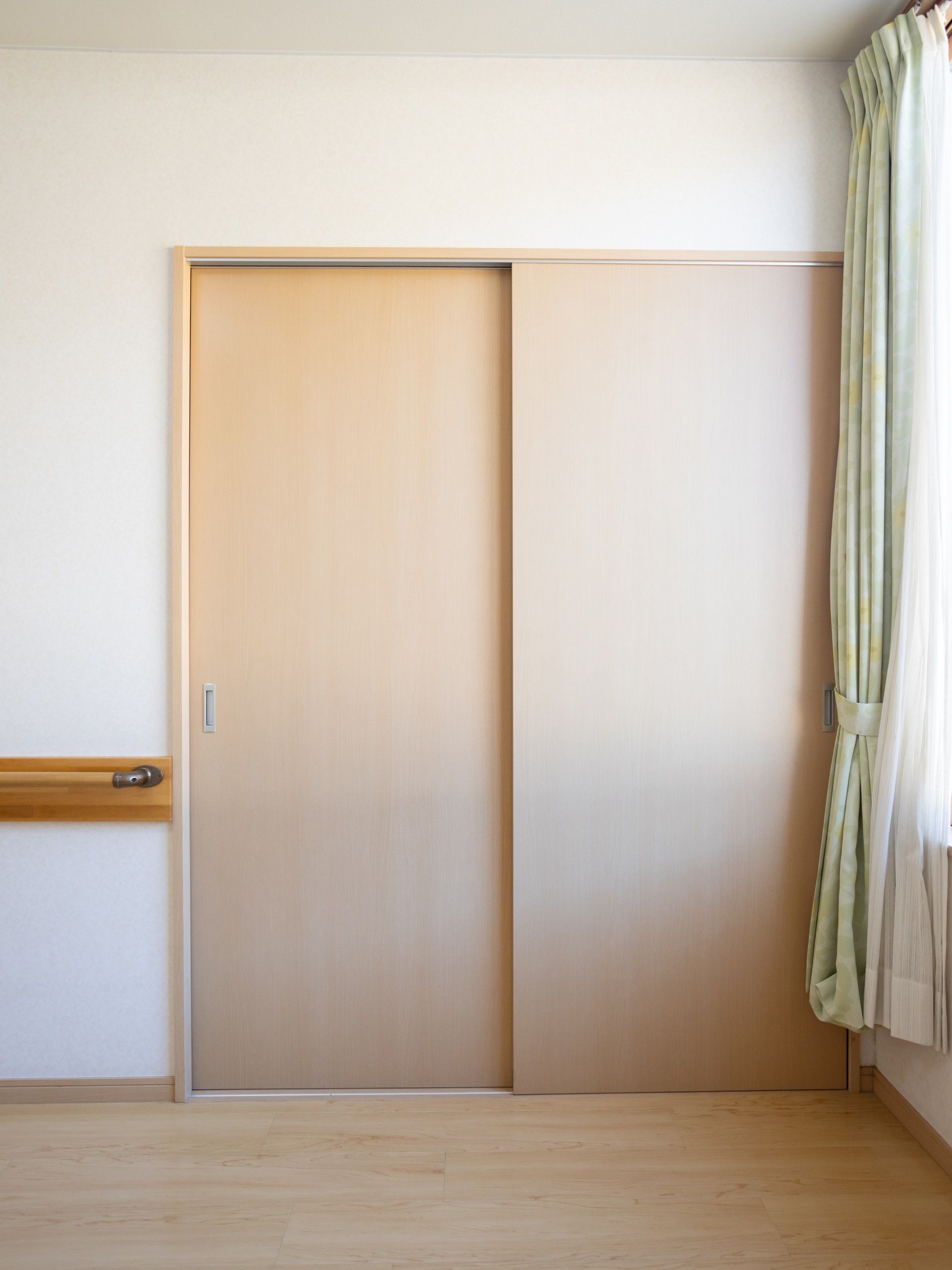 木製の引き戸とカーテン