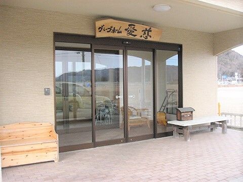 オールバリアフリーの施設入り口の様子。ベンチが置いてある広めのエントランス