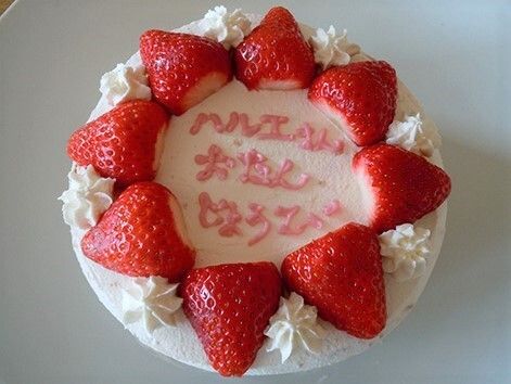 イチゴが載った誕生日用のケーキの様子。施設で用意されている誕生日ケーキの様子