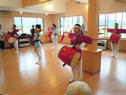 太鼓をたたい得ている子供たちの様子。施設で行われているイベントの一場面